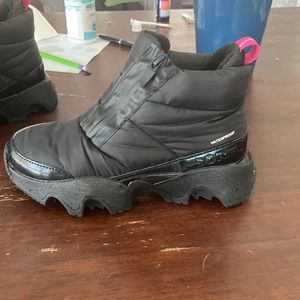Size 5 Waterproof SOREL walking shoes. Only worn once.